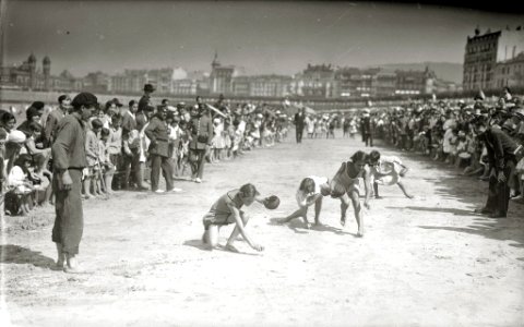 Pruebas infantiles en la playa de la Concha (3 de 3) - Fondo Car-Kutxa Fototeka