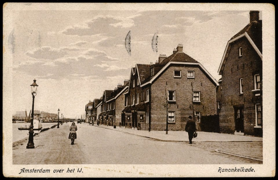 Ranonkelkade met links het Buiksloterkanaal. Uitgave J. Sleding, Amsterdam, Afb PRKBB00431000001