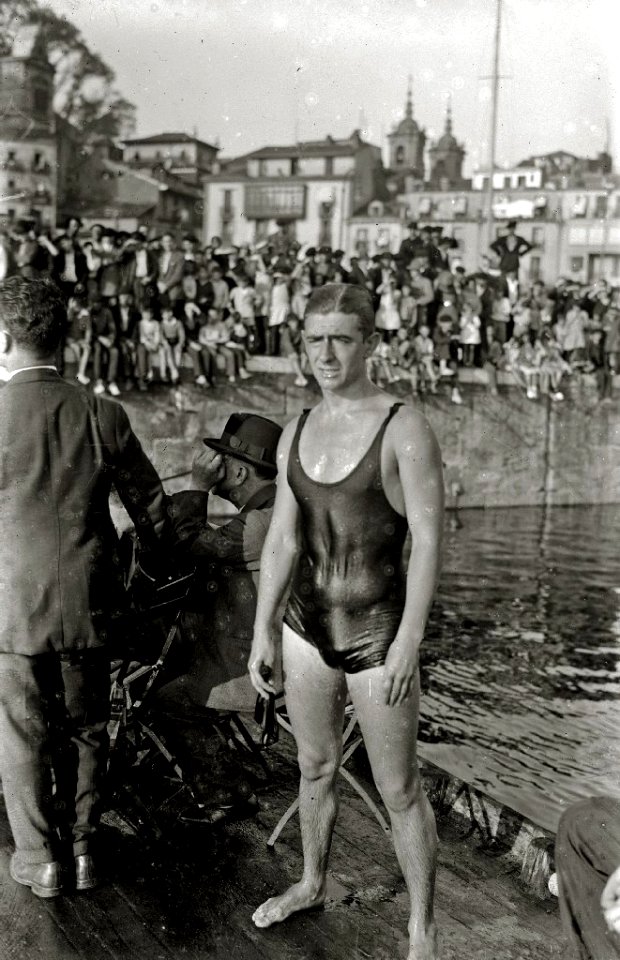 Prueba de natación en el puerto de San Sebastián (11 de 17) - Fondo Car-Kutxa Fototeka