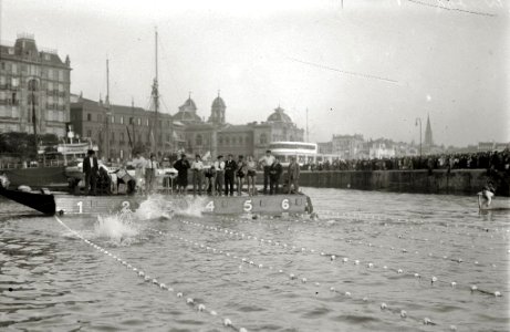 Prueba de natación en el puerto de San Sebastián (7 de 17) - Fondo Car-Kutxa Fototeka