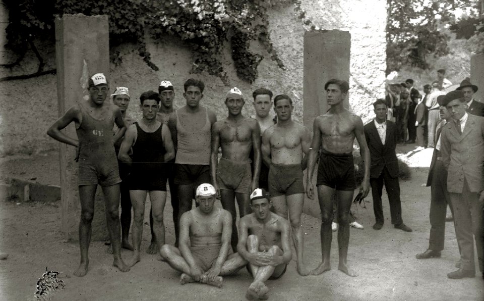 Prueba de natación en el río Urumea a la altura del barrio de Loiola, donde se ven los cuarteles militares en construcción (1 de 5) - Fondo Car-Kutxa Fototeka