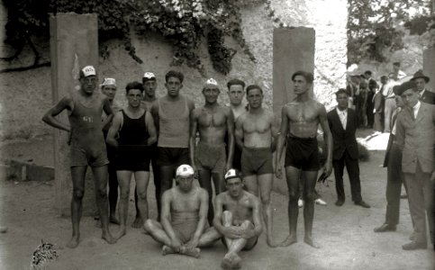 Prueba de natación en el río Urumea a la altura del barrio de Loiola, donde se ven los cuarteles militares en construcción (1 de 5) - Fondo Car-Kutxa Fototeka