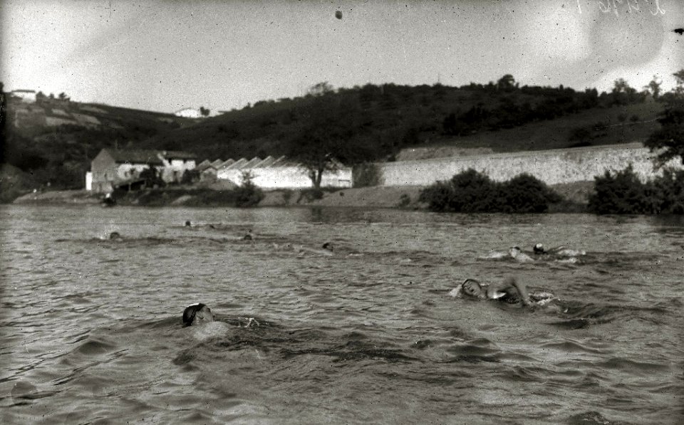 Prueba de natación en el río Urumea a la altura del barrio de Loiola, donde se ven los cuarteles militares en construcción (5 de 5) - Fondo Car-Kutxa Fototeka
