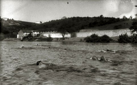 Prueba de natación en el río Urumea a la altura del barrio de Loiola, donde se ven los cuarteles militares en construcción (5 de 5) - Fondo Car-Kutxa Fototeka