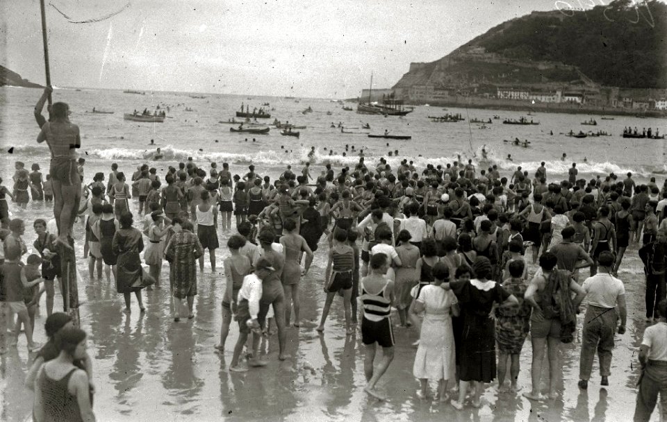 Prueba de piragüismo en la playa de la Concha (1 de 4) - Fondo Car-Kutxa Fototeka