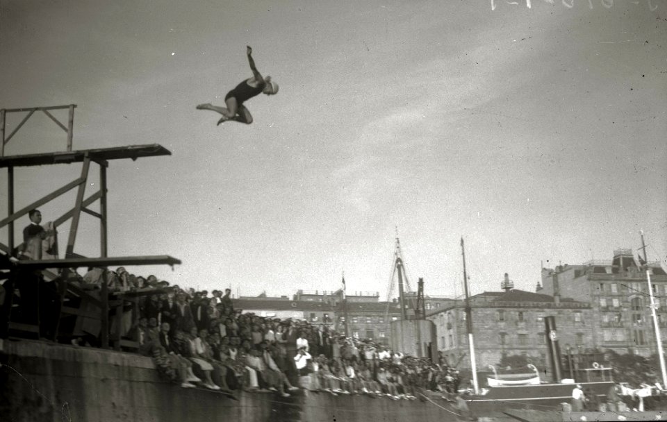 Prueba de salto de trampolín en el puerto de San Sebastián (1 de 3) - Fondo Car-Kutxa Fototeka