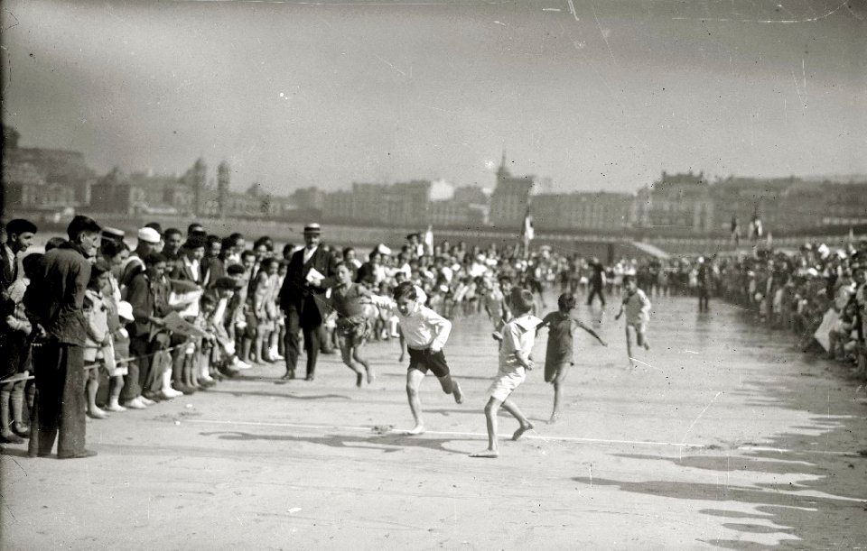 Pruebas infantiles en la playa de la Concha (1 de 3) - Fondo Car-Kutxa Fototeka