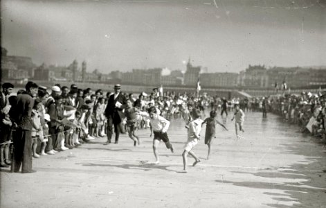 Pruebas infantiles en la playa de la Concha (1 de 3) - Fondo Car-Kutxa Fototeka