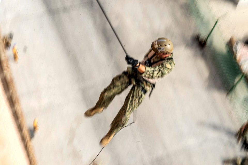 Rappel training 141215-N-BJ254-157