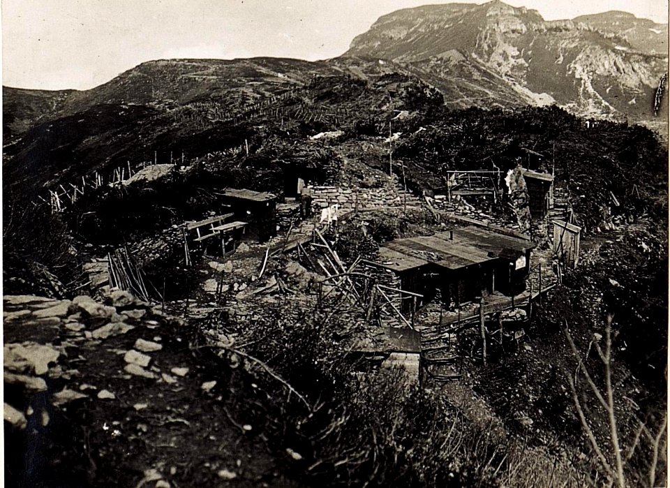 Rattendorferalm, Blick von der x 1777 auf unsere Stellung u.Unterstände. (BildID 15496255)