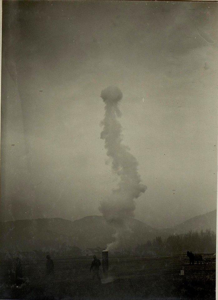 Rauchringrohr zur Darstellung der Rauchringe bei den 30.5 cm Mörsern M. 11. Exerzierplatz Villach. (BildID 15466209)
