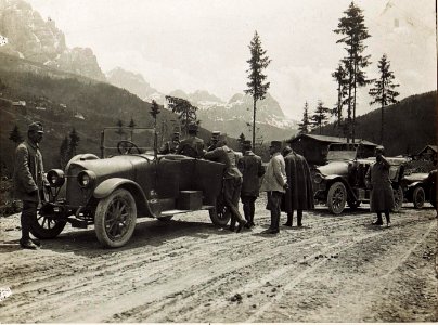 Rast im Gadertal, Exzellenz von Hazai mit Exzellenz von Roth im Auto. (BildID 15585362)