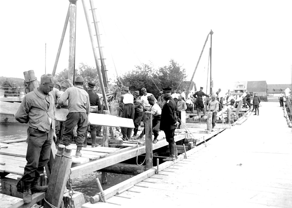 Rammen der Pfähle für die Pfahljochbrücke - CH-BAR - 3240734