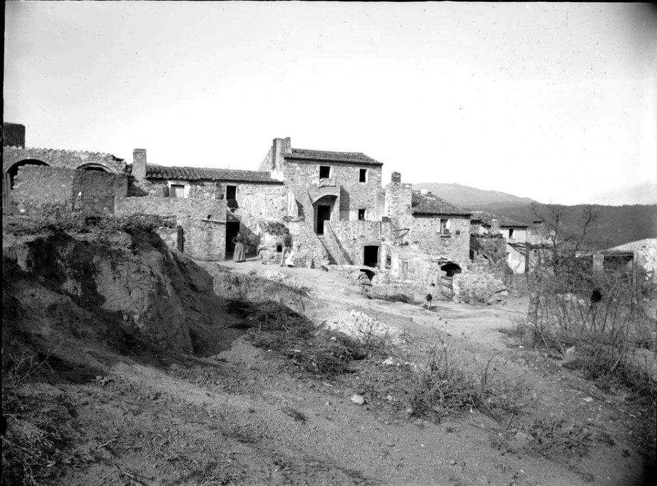 Raval d'Agullana amb una dona a l'entrada