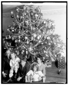 Raymond Dickey, Christmas Tree, 1915 LCCN2016852784