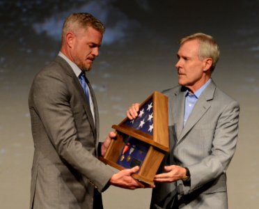 Ray Mabus presents actor Eric Dane a shadow box representing his father's naval service. (18680902319)