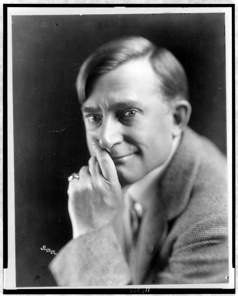 Raymond Hitchcock, head-and-shoulders portrait, facing slightly left, left hand under chin LCCN97506853