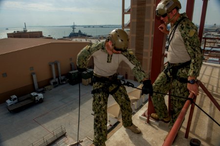 Rappel training 141215-N-BJ254-011