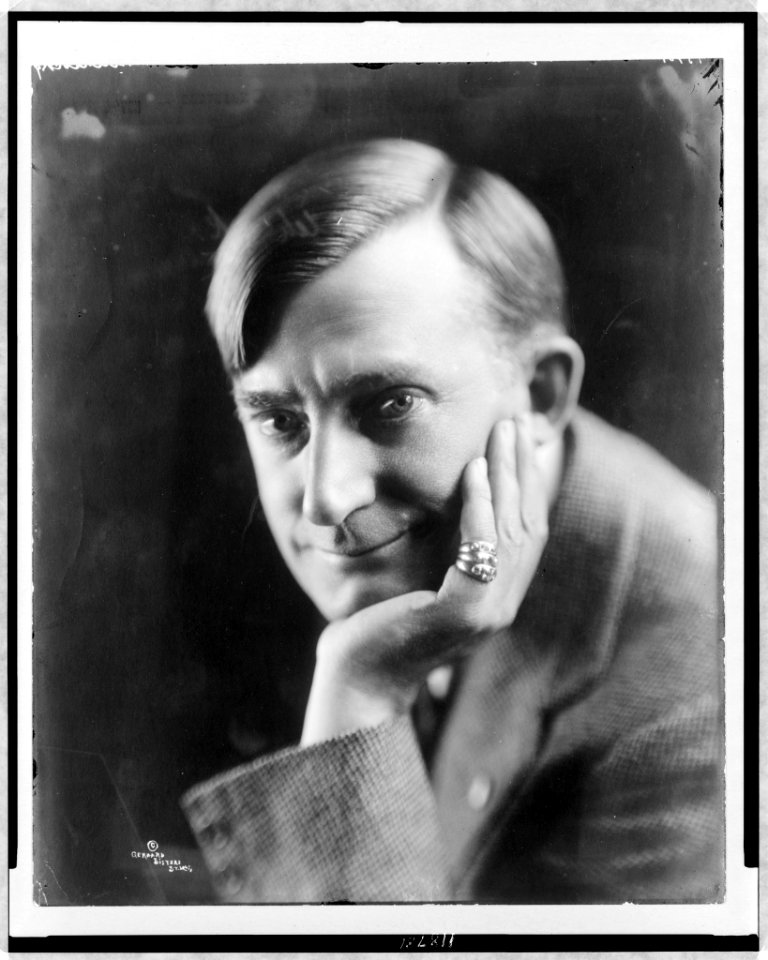 Raymond Hitchcock, head-and-shoulders portrait, facing slightly left, left hand under chin LCCN97506852