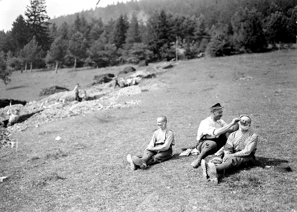 Rasieren auf dem offenen Feld - CH-BAR - 3239058