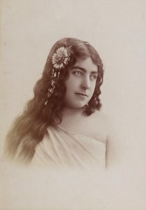 Raymonde Herradura Dauphin et Georgette Bréjean-Silver, btv1b85969067-p034 (cropped)