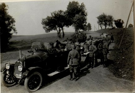 Rast Erzherzog Karl I. auf der Fahrt entlang des Styr, über Bursztyn nach Martinow, 20.9.1916 (BildID 15548620)