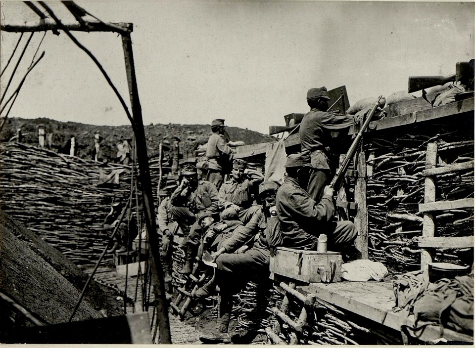 Rast nach dem Gefecht am 9.6. im Schützengraben bei der 16. Kompanie des Infanterieregimentes 6 auf Kote 369, nördlich Cebrow (BildID 15542135)