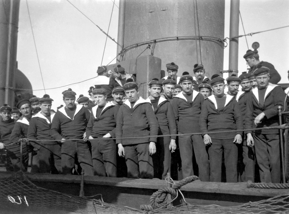 Ranskalainen torpedoristeilijä Temeraire vierailulla Helsingissä - N1935 (hkm.HKMS000005-00000190)