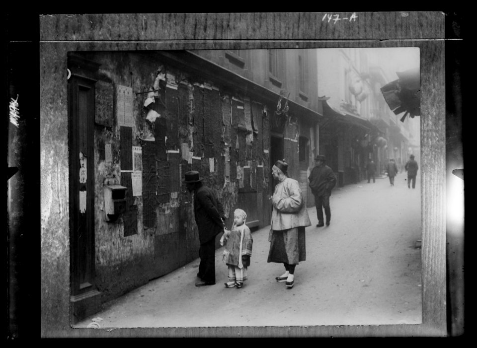 Reading the Tong proclamation, Chinatown, San Francisco LOC agc.7a08944