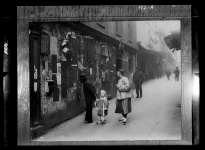 Reading the Tong proclamation, Chinatown, San Francisco LOC agc.7a08944