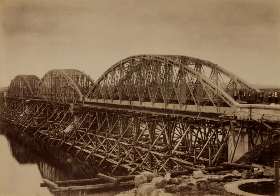 Raudteesild üle Velikaja jõe (Riia sild), pealmise osa ehitamine Railway bridge over the Velikaya River (Riga Bridge), construction of the deck