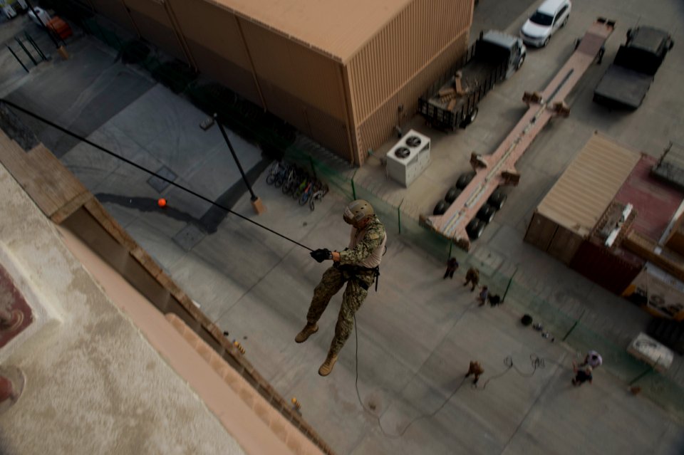 Rappel training 141215-N-BJ254-100