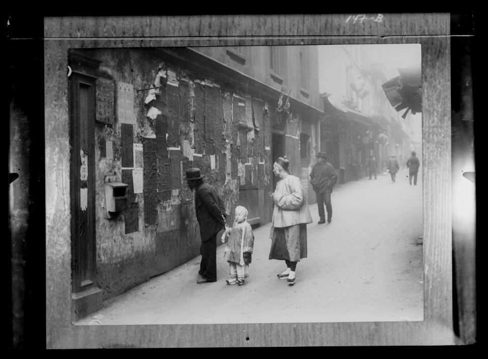 Reading the Tong proclamation, Chinatown, San Francisco LOC agc.7a08945