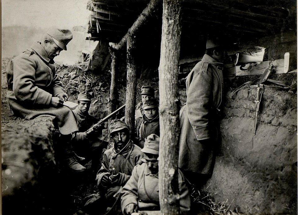 Rast in dem Schützengraben. Aufgenommen am 28.X.1915. (BildID 15540615)