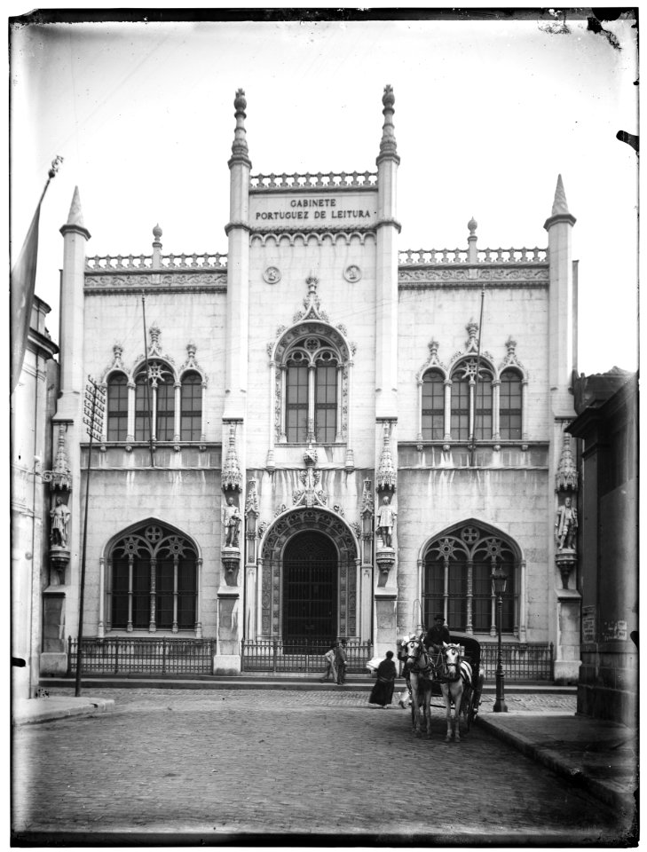 Real Gabinete Português de Leitura, na rua Luís de Camões. À direita os fundos da Escola Politécnica, atual IFCS-UFRJ