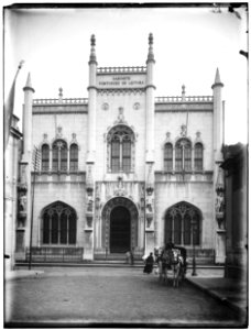 Real Gabinete Português de Leitura, na rua Luís de Camões. À direita os fundos da Escola Politécnica, atual IFCS-UFRJ