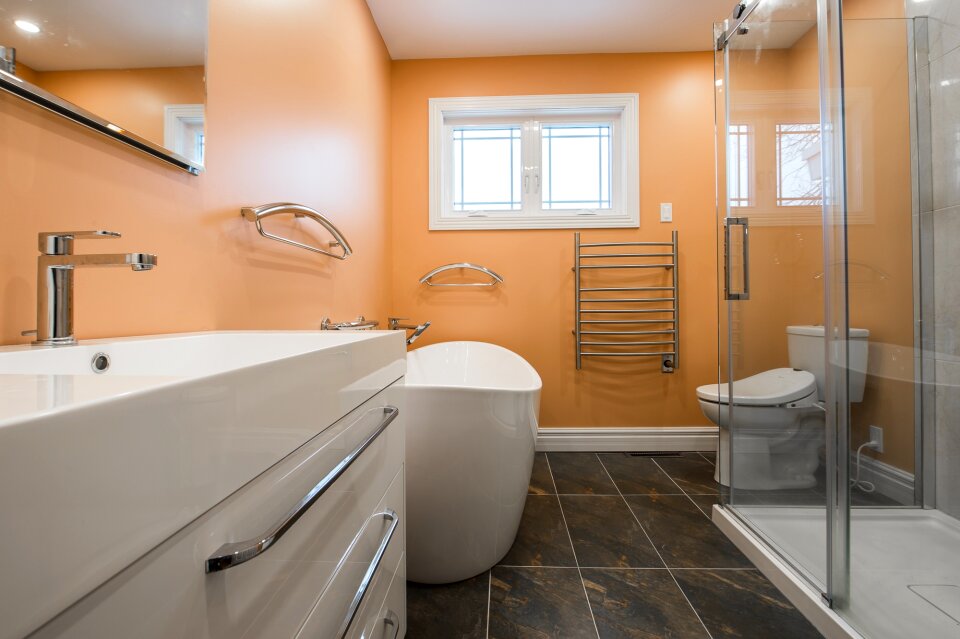 Design modern brown bathroom