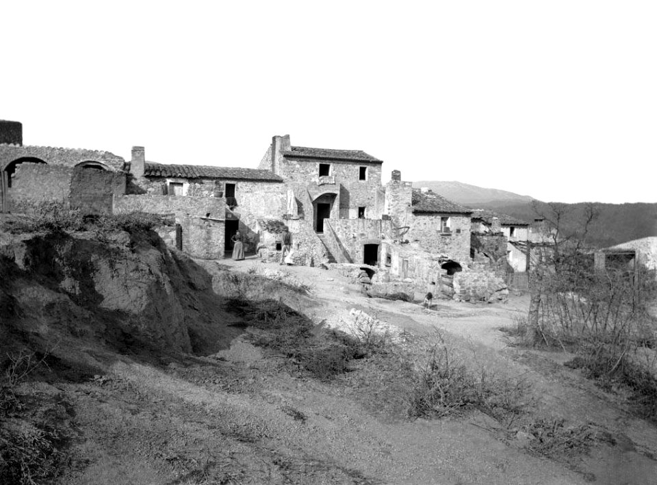 Raval d'Agullana amb una dona a l'entrada (Restored)