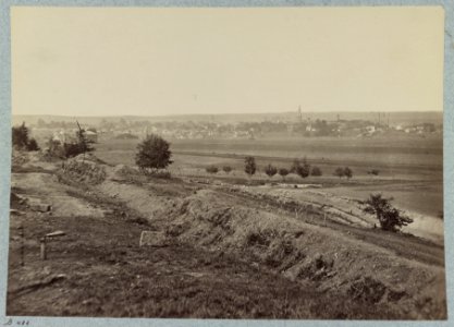 Rear view of Fredericksburg, Va. Confederate fortifications in foreground LCCN2012647805
