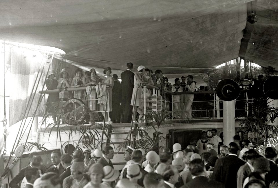 Recepción a bordo del buque de la Armada Argentina 'Presidente Sarmiento' fondeado en la bahía donostiarra (7 de 7) - Fondo Car-Kutxa Fototeka