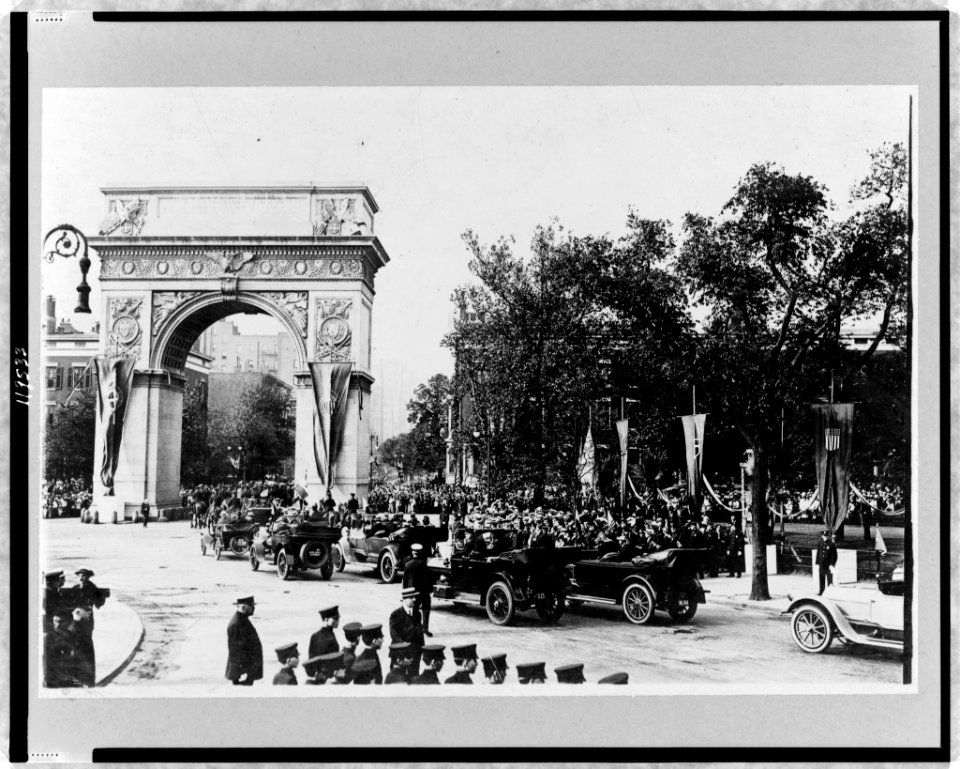 Reception of Prince of Udine, New York City-Passing Washington Arch-1917 LCCN97517208