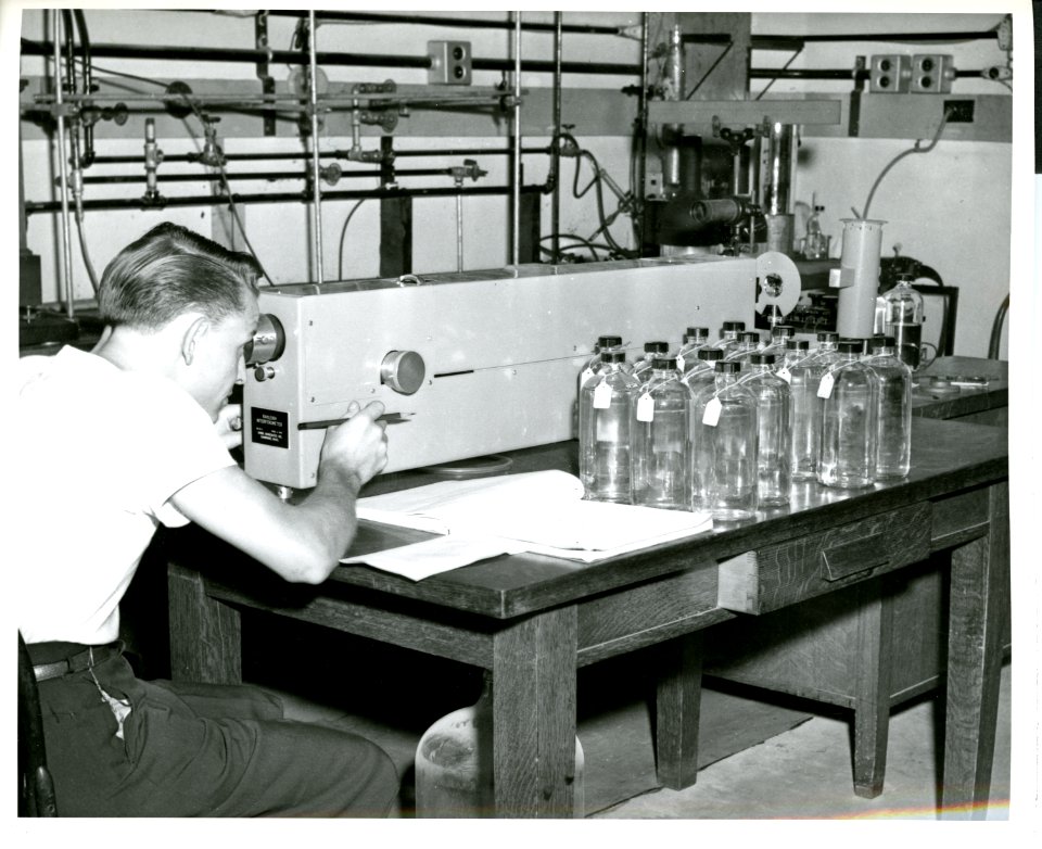 Rayleigh differential refractometer at the Automotive Laboratory of the National Bureau of Standards