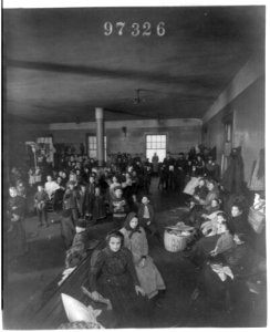 Recently arrived persons at Ellis Island, N.Y. LCCN2012646346