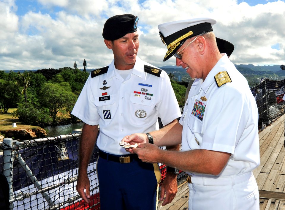 Re-enlistee receives command coin 140704-N-WF272-060