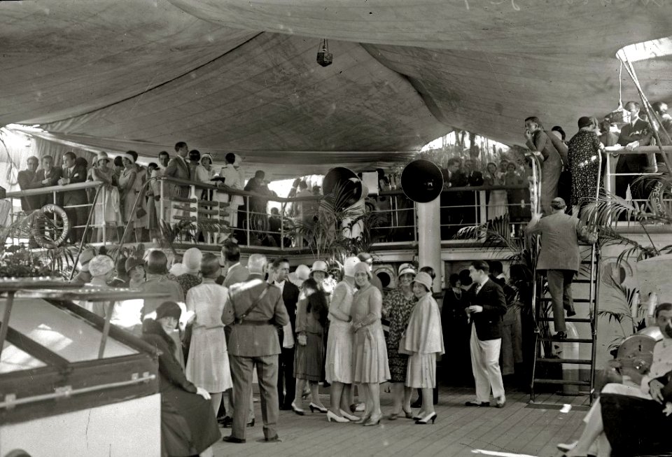 Recepción a bordo del buque de la Armada Argentina 'Presidente Sarmiento' fondeado en la bahía donostiarra (5 de 7) - Fondo Car-Kutxa Fototeka