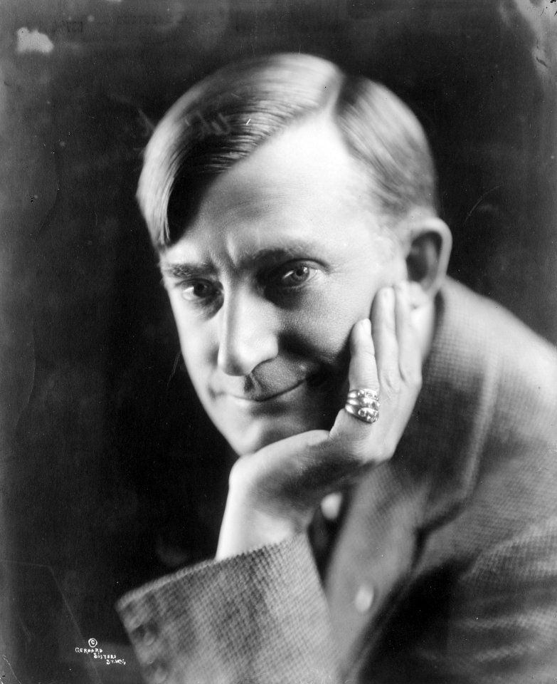 Raymond Hitchcock, head-and-shoulders portrait, facing slightly left, left hand under chin LCCN97506852 (cropped)