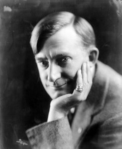 Raymond Hitchcock, head-and-shoulders portrait, facing slightly left, left hand under chin LCCN97506852 (cropped)