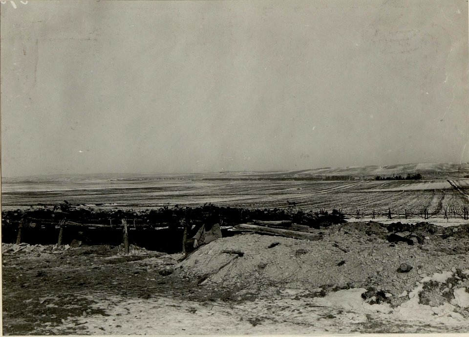 Rechter Flügel FJB.31, im Hintergrund Ruine bei Checiny, (BildID 15539817)
