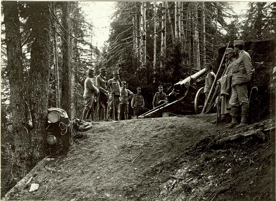 Rechtes Flügelgeschütz der belgischen Haubitzbatterie auf Gugg-Alpe. Standpunkt, Guggalpe, Aufgenommen, am 15.September 1915. (BildID 15461812)