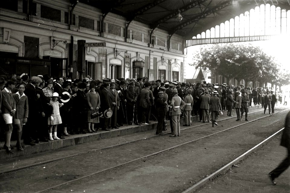 Recibimiento al general Miguel Primo de Rivera en la estación del Norte (3 de 7) - Fondo Car-Kutxa Fototeka